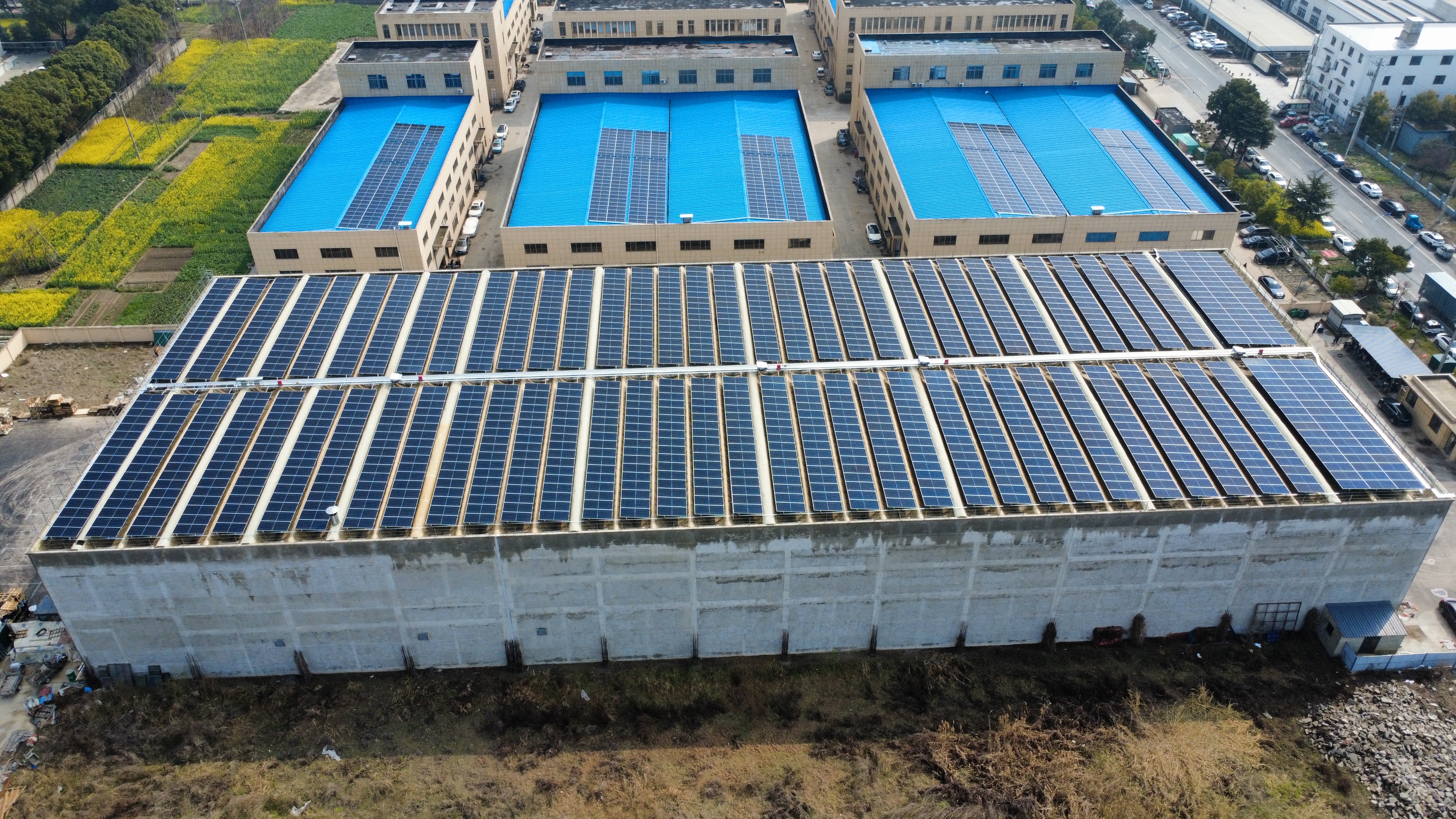 攻克異形屋面施工難題 美的新能源南通凡洋光伏項目順利并網